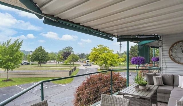 Luxury Downtown Condo w/Channel Views!