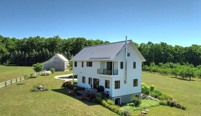 Luxury Lake View on 10 Acres - Orchard House