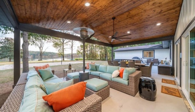 Luxury Lakefront Escape, Beach Volleyball, Kayaks, Fire Pit Hot Tub & Game Room!