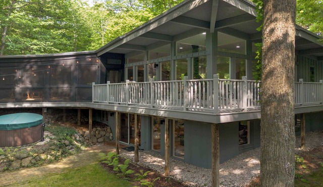 Luxury MCM Retreat. Sleeps 9. Beach Access. Hottub. Private, close to everything