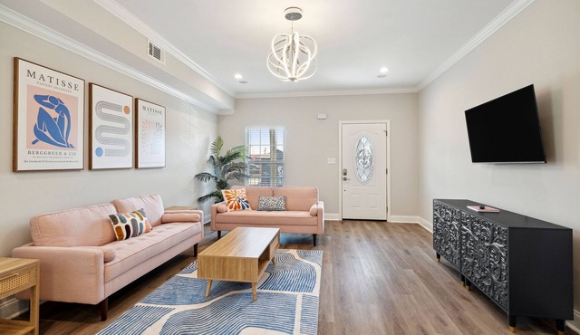 Luxury NOLA Group House w/Parking, Balcony, King suite and 5 en-suite baths