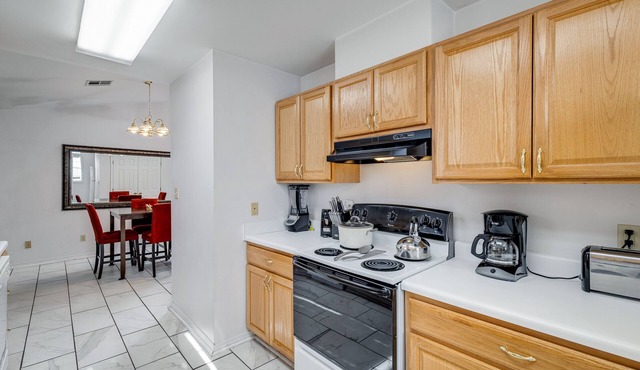 Luxury Spacious Home, Only 4.7 Miles From Airport