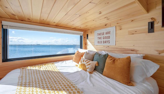 Luxury Waterfront Cabin 7