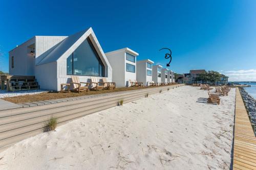 Luxury Waterfront Cabin 5