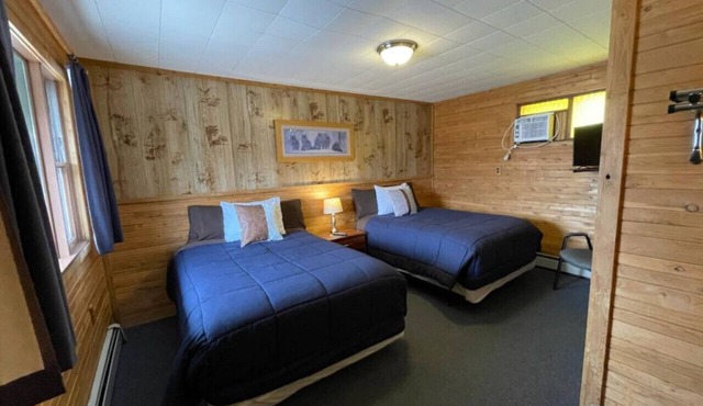Lyons in Onaway - 2 Full Beds - Room 9 - Sleeps 4