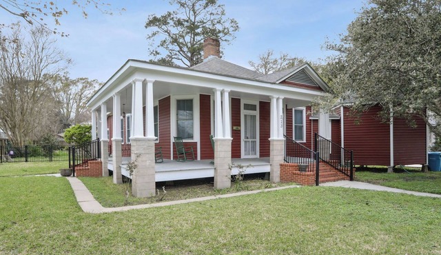 Maison Rouge. Quaint house in Historic town of New Roads. Close to everything!