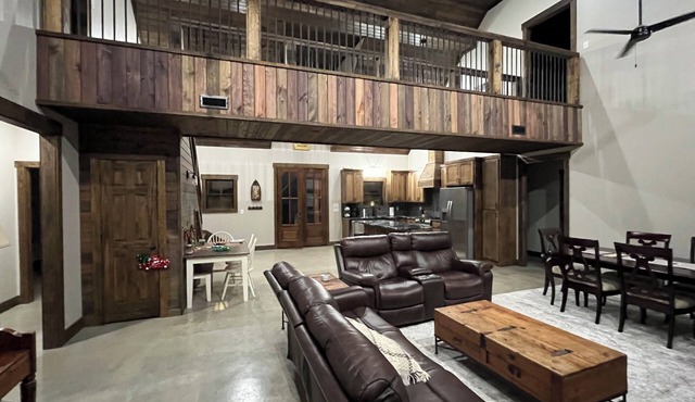 Massive cabin on the Little Red River in Heber Springs - 6 bedrooms. in Heber Springs