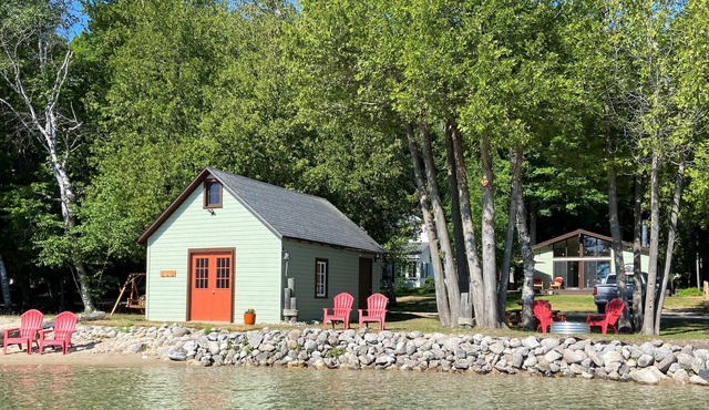 'Mich'- Again - LAKEFRONT LUXURY WITH BEACH, KAYAKS, DOCK, AND A/C!