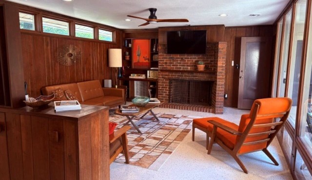 Mid Century Home, Downtown Springdale with Hot Tub & Fire Pit in Springdale
