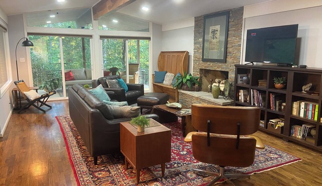 Mid-Mod Amazing! 2.9mi to UA. Chef’s Kitchen. Views to Private Yard & Fire Pit