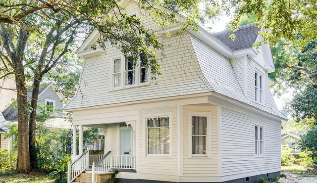 Mid-Term Stay in Mobile! Charming Retreat w/Deck