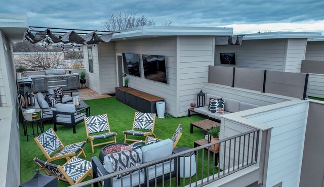 Million Dollar Rooftop - Luxe townhouse with roof terrace, kitchen, & firepit