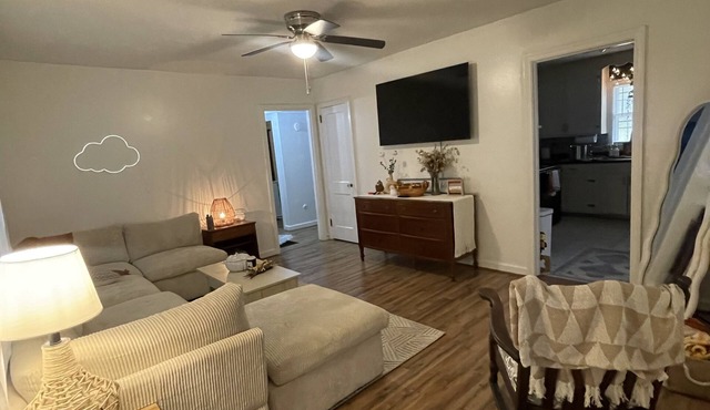 Minimalist contemporary home 8 minutes from UA, Pet friendly!!