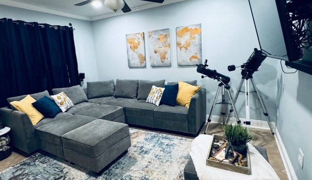 Minutes from French Quarter Entire Home Sleeps 8 Free Parking