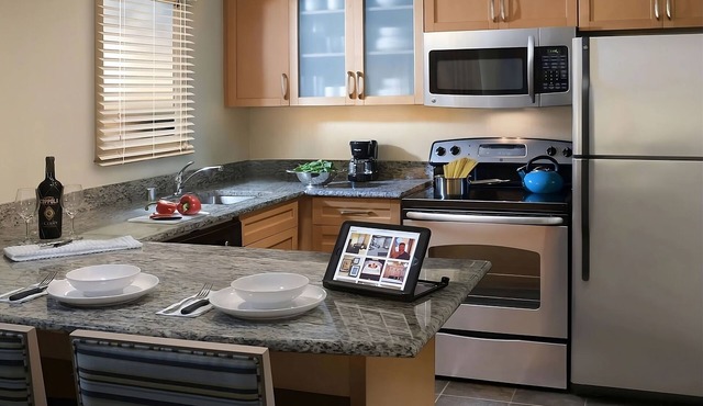Minutes to Civil Rights Memorial! Full Kitchen! FREE Parking, Pets Allowed, Pool