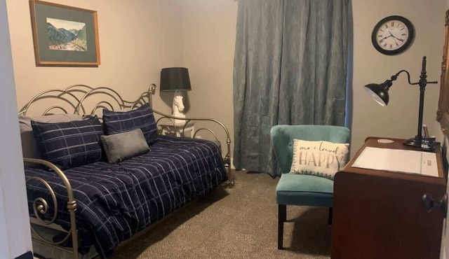 Modern 2 bed condo with office and King size bed ! in Bettendorf