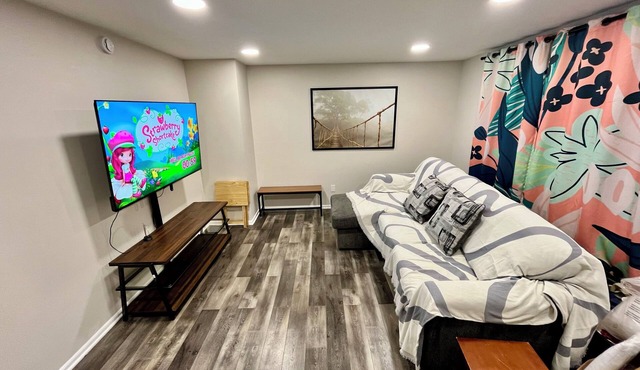 Modern 4BR Duplex Near 44th & Downtown