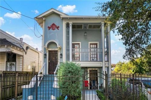 Modern 4BR Retreat Walk to Downtown New Orleans