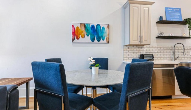 Modern 5 BR Condo - Large Pool - Near Everything