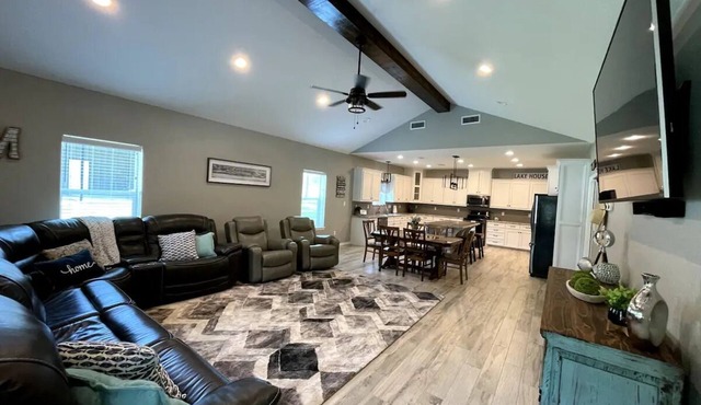 Modern 5-BR Lake House w/Covered Parking