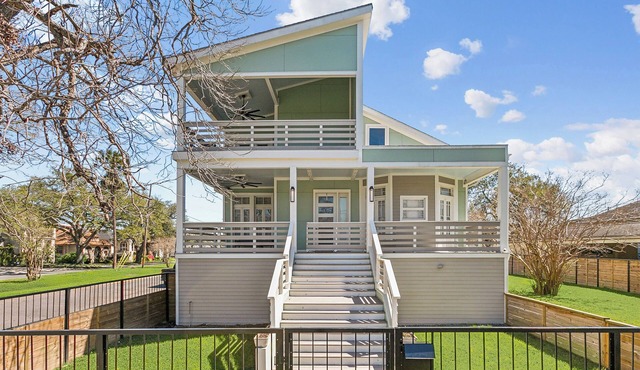 Modern 6-bedroom house with off street parking and 5 minutes from city center