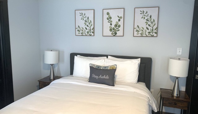 Modern and Private Queen Suite near Downtown