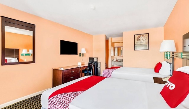 Modern Comforts in the Heart of Channelview! Pets Allowed, Free Parking! in Channelview