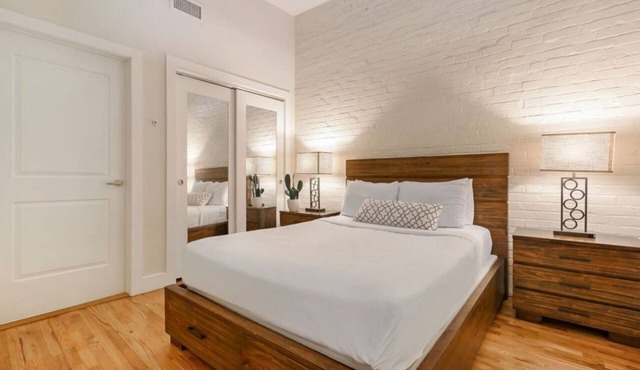 Modern condo steps from French Quarter/Bourbon