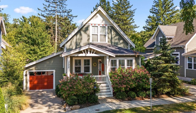 Modern Cottage "M" Luxury home w/hot tub, community pool-walk to town & beach