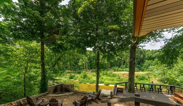 Modern Day Hideaway at the River House - 15 minutes from Bass Pro!