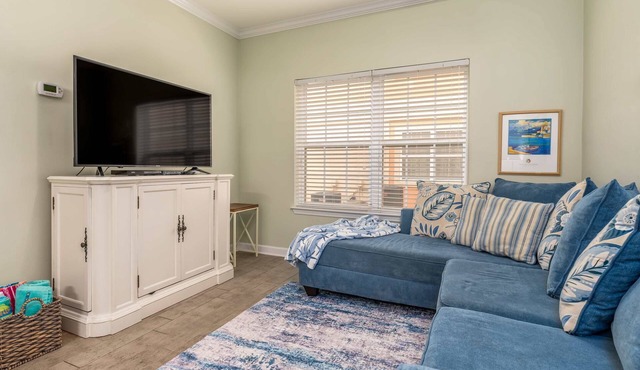 Modern & luxurious ground-floor condo near the Gulf with pools