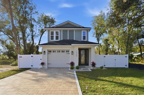 Modern Mount Dora Escape Style and Sunshine home