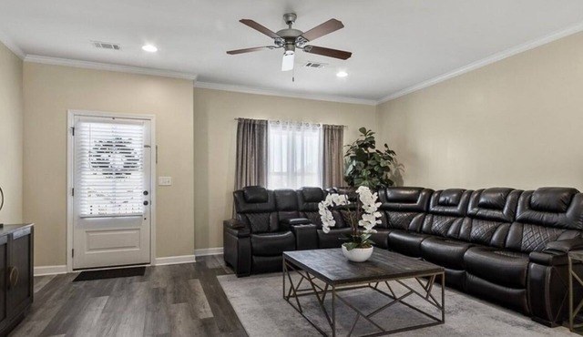 Modern Oasis in Tuscaloosa 10 minutes from downtown and Campus