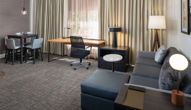 Modern Suites in the Heart of New Orleans! Outdoor Pool, Breakfast, Pet-friendly