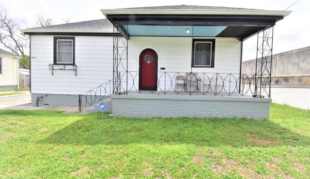 Month to Month Charming 2-bedroom home in the center of New Orleans