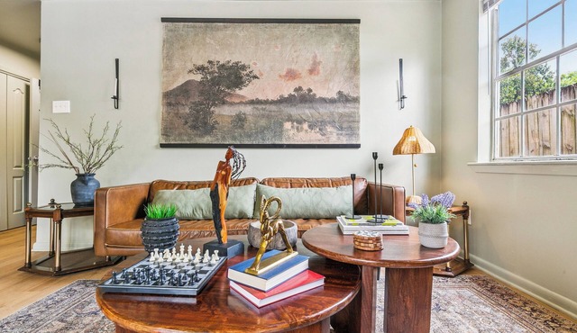 Moody Manor: Stay Steps from Best Restaurants + Gated Parking + Washer and Dryer