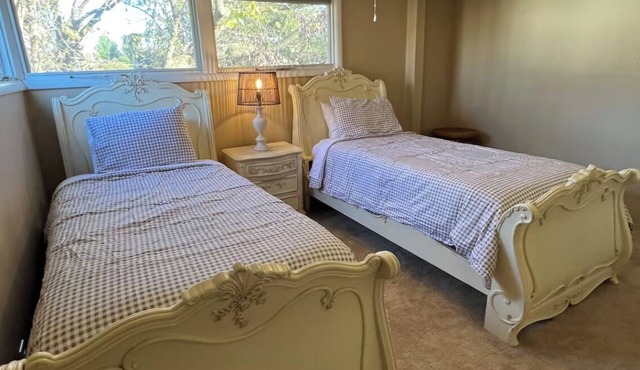 Morgan Creek Retreat 2 2 Bedroom Apt with deck, 5 miles from U of M