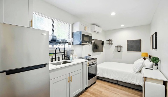 Murray Hill Retreat w/Kitchen, Parking & WiFi