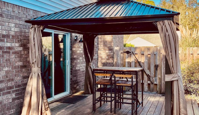 Near Dtwn & Beach: Savannah Home w/Game Room!