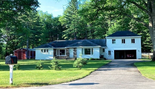 Near GLEF 3BR on 5 Acres Hot Tub Huge Yard Camper Hookup