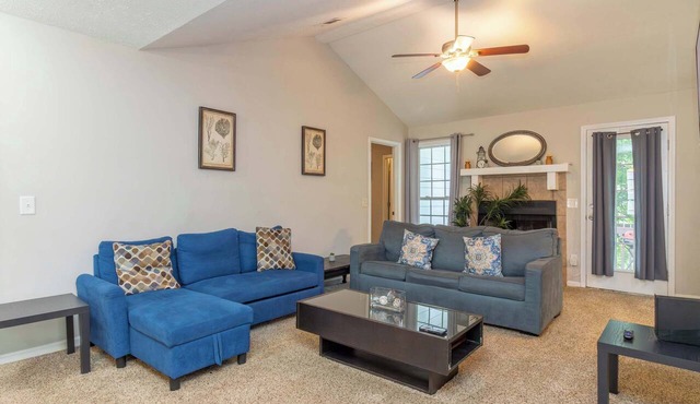 Near Shops, Dining & Airport- The Hilltop Bungalow