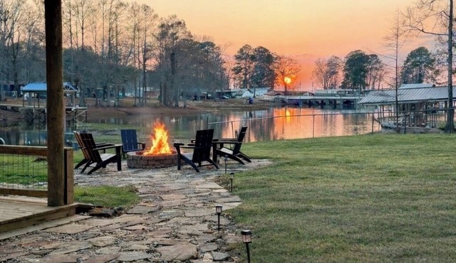 Negreet Retreat#2 Clean Waterfront Midlake Toledo Bend Sleeps 12 with Hot Tub
