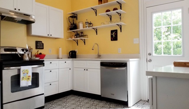 New apt in center of New Orleans! Great location for travel nurse/professionals!