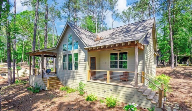 New construction 3 bedroom home w/ water view and water access in Eclectic!