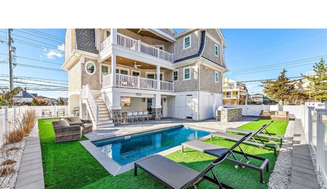 New Construction, 5 bedrooms with a pool in Harvey Cedars