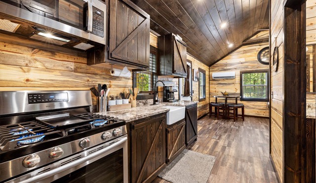 NEW LISTING Tiny cabin, full kitchen, private back deck, fire pit, near lake in Ringold