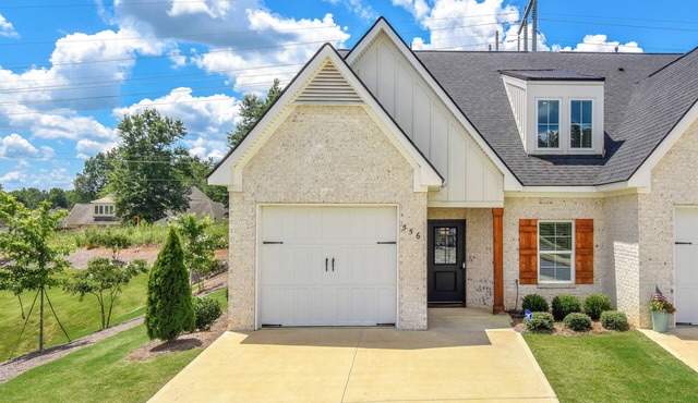 NEW! Plains Getaway In Auburn, 3BR/3BA townhome that sleeps 8 w/EV Charger!