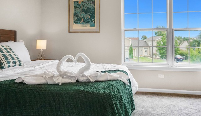 NEW Spacious and Comfy Duplex - 55" & 50" Smart TVs, Workspace, Cul-de-sac in Plainfield
