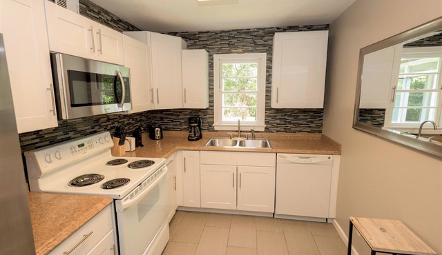 Newly Remodeled 3 Bedroom 1 bath 5 miles from UA Great monthly rates!