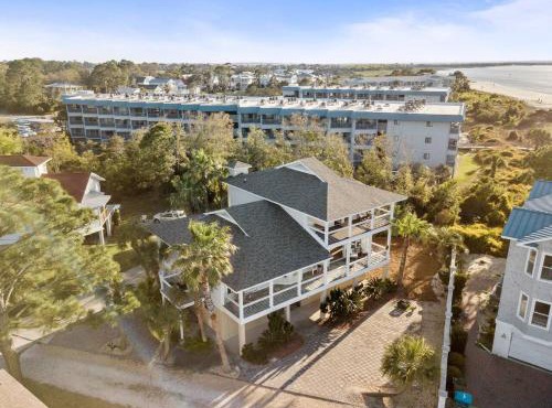 NEWLY REMODELED BEACHFRONT PRIVATE BEACH ACCESS
